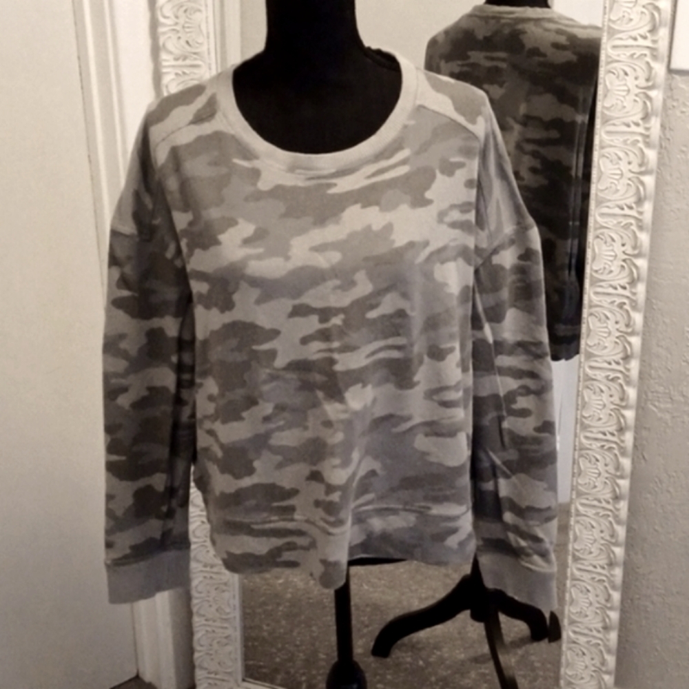 Universal Threads Cropped Camo Long Sleeve Sweatshirt